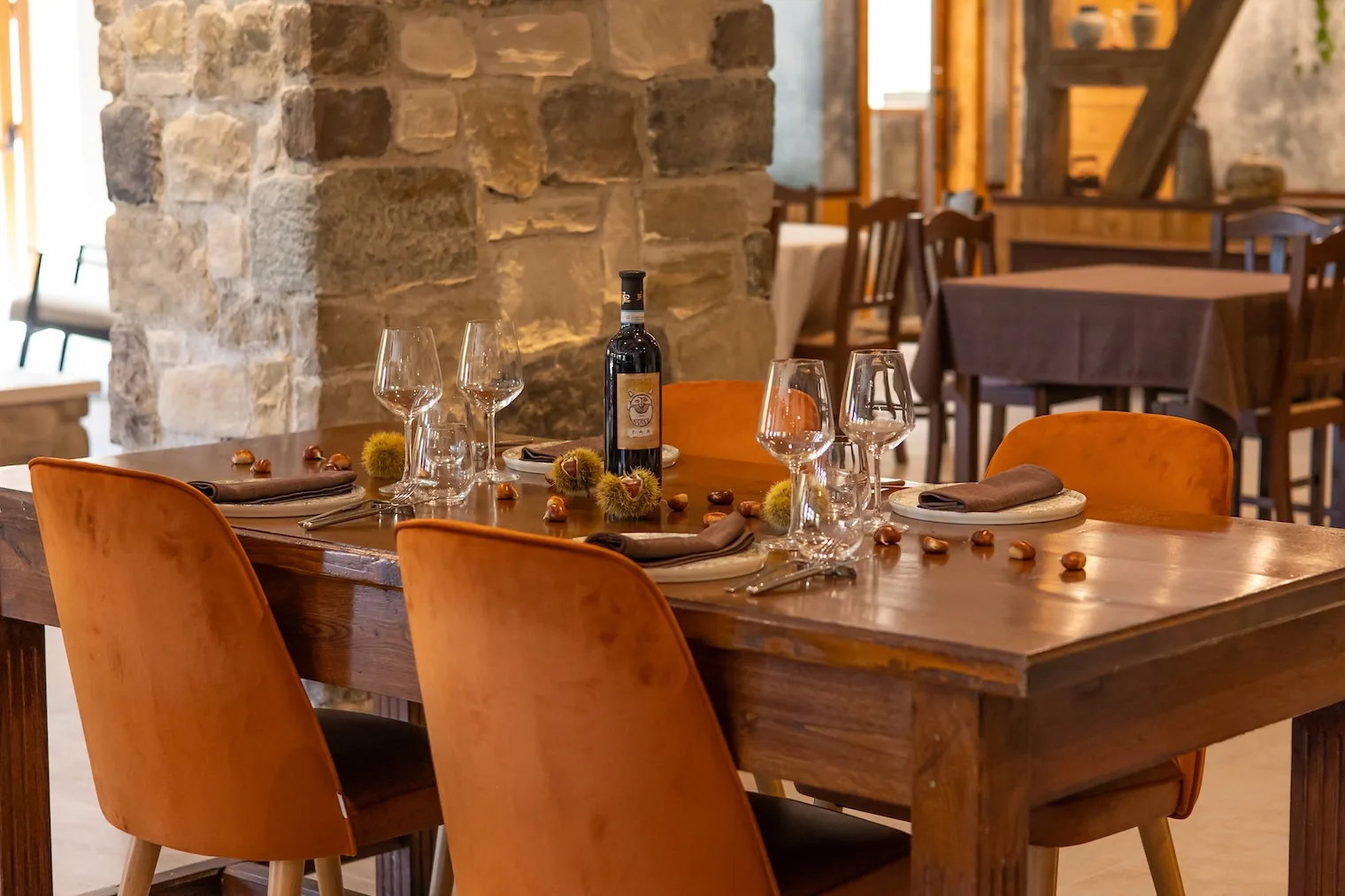 Tavolo apparecchiato nella sala ristorante di Agriturismo Cupello